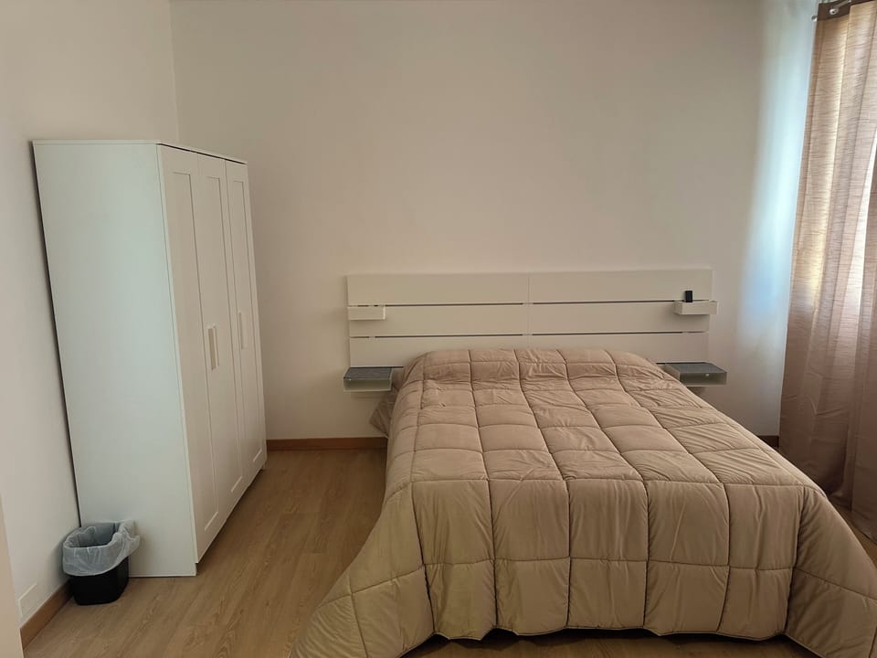 Deluxe Triple Room | Desk
