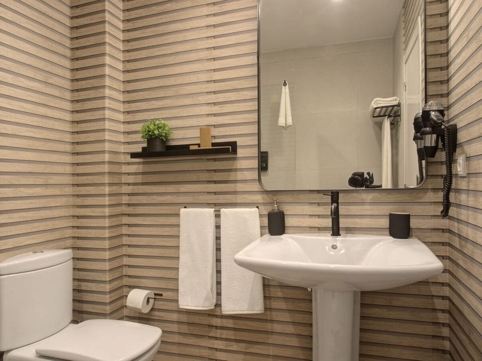 Basic Double Room | Bathroom