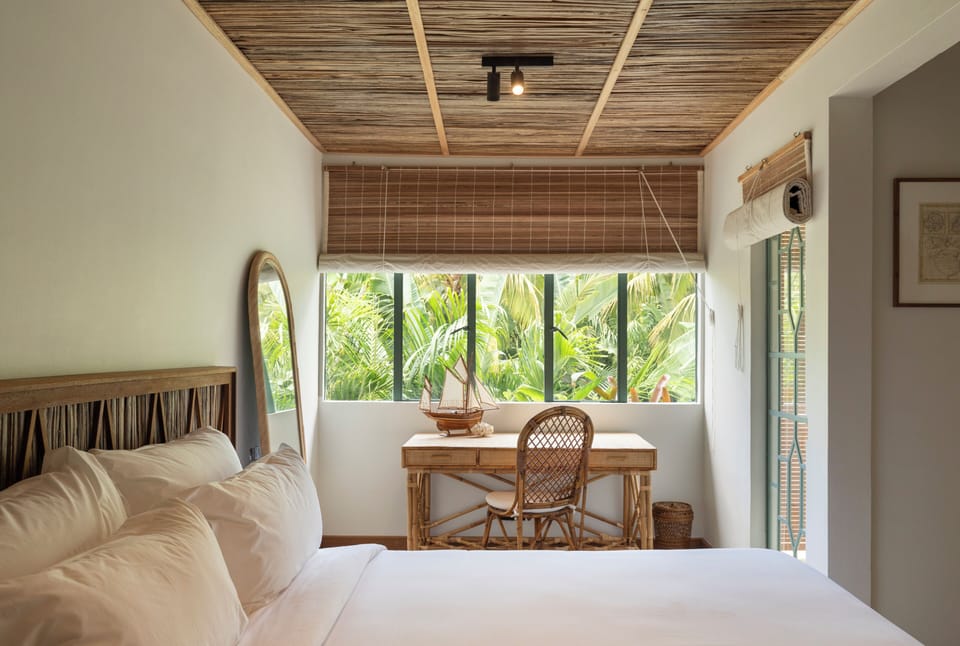 Deluxe Suite | Premium bedding, in-room safe, blackout drapes, iron/ironing board