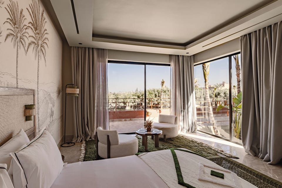 Deluxe Room | Desk, free WiFi