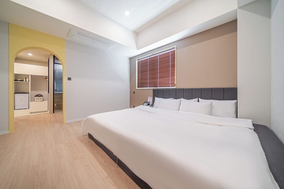Deluxe Double Room, City View | Soundproofing, free WiFi