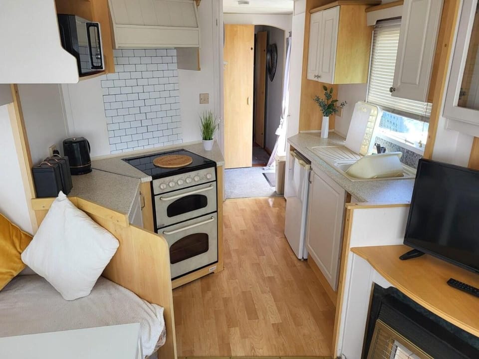 Fridge, microwave, stovetop, electric kettle
