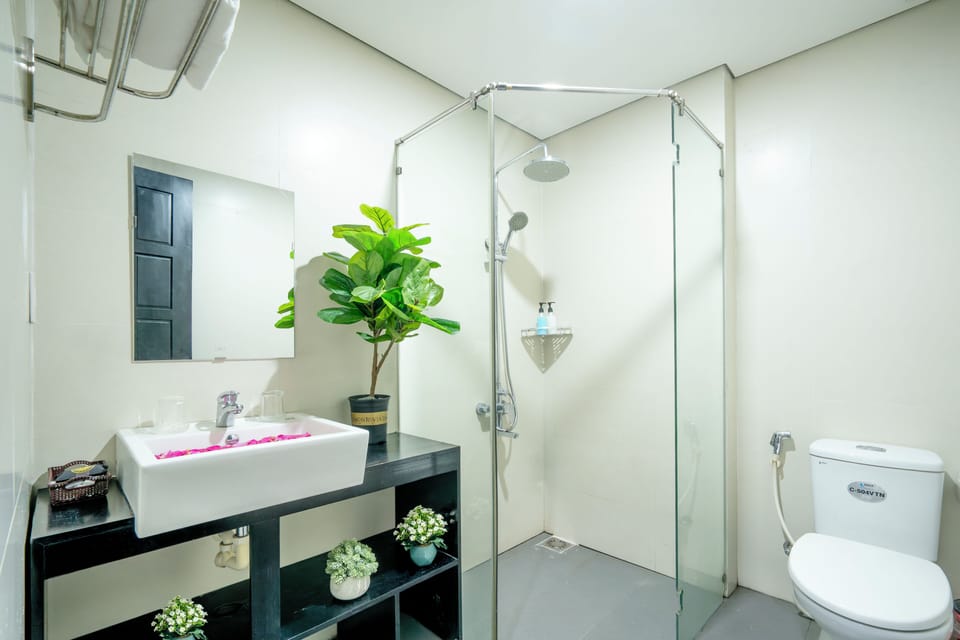 Deluxe Penthouse, 2 Bedrooms, Sea View | Bathroom | Rainfall showerhead, hair dryer, slippers, bidet