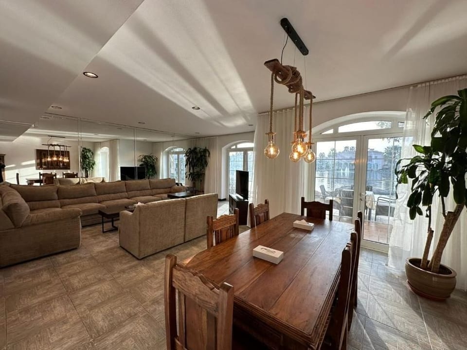 Villa, 2 Bedrooms, Balcony, Garden View | Living area