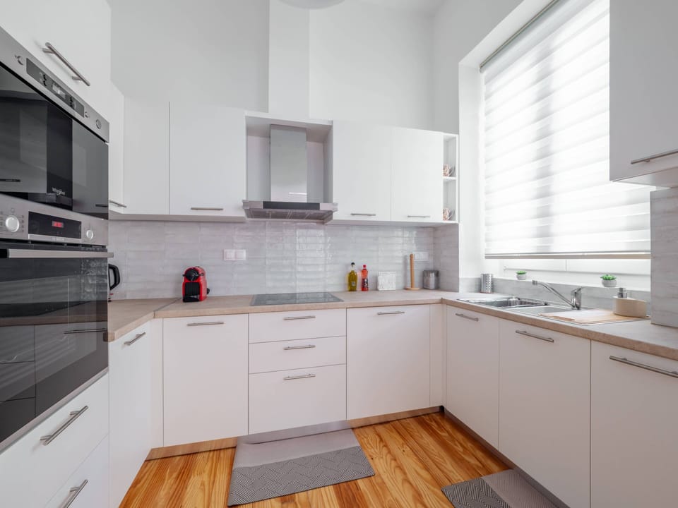 Deluxe Apartment, City View | Private kitchen