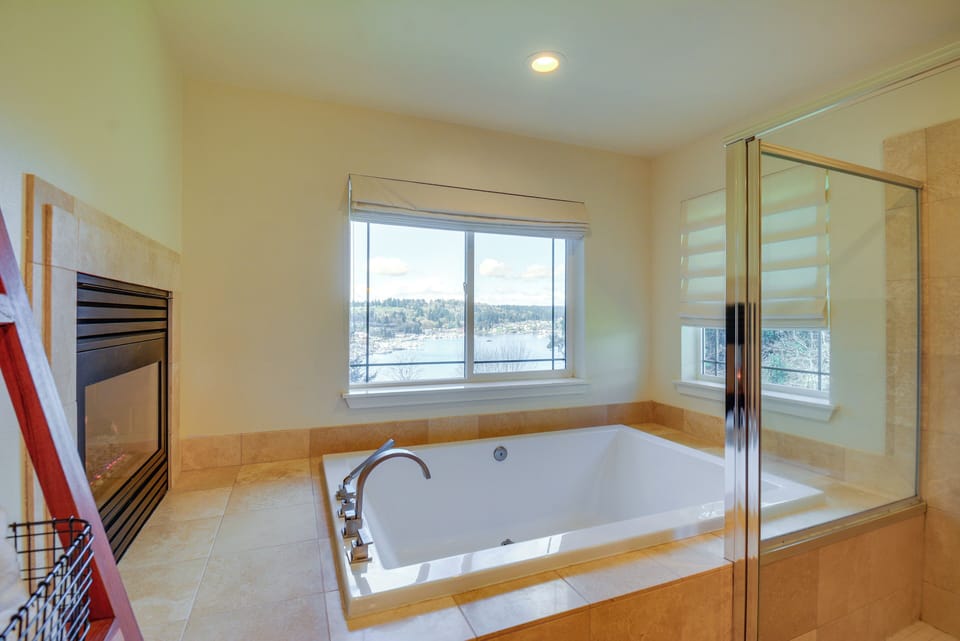 Premier Gig Harbor Home! Views, Spa & Billiards Cottage in Gig Harbor
