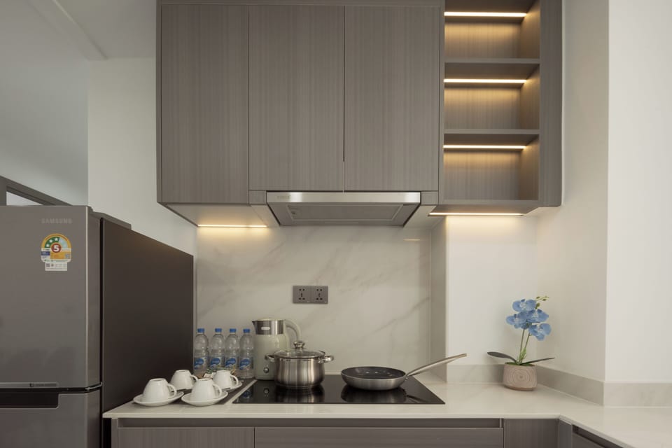 Exclusive Apartment, Balcony, City View | Private kitchen | Fridge, microwave, oven, stovetop