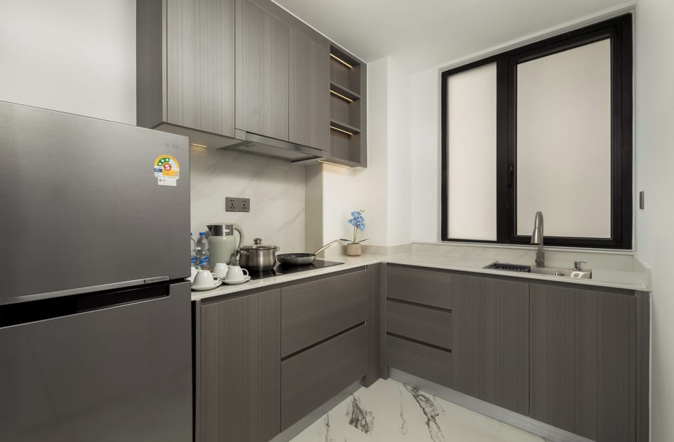 Exclusive Apartment, Balcony, City View | Private kitchen | Fridge, microwave, oven, stovetop