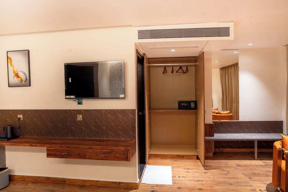 Club Room | In-room safe, desk, blackout drapes, iron/ironing board