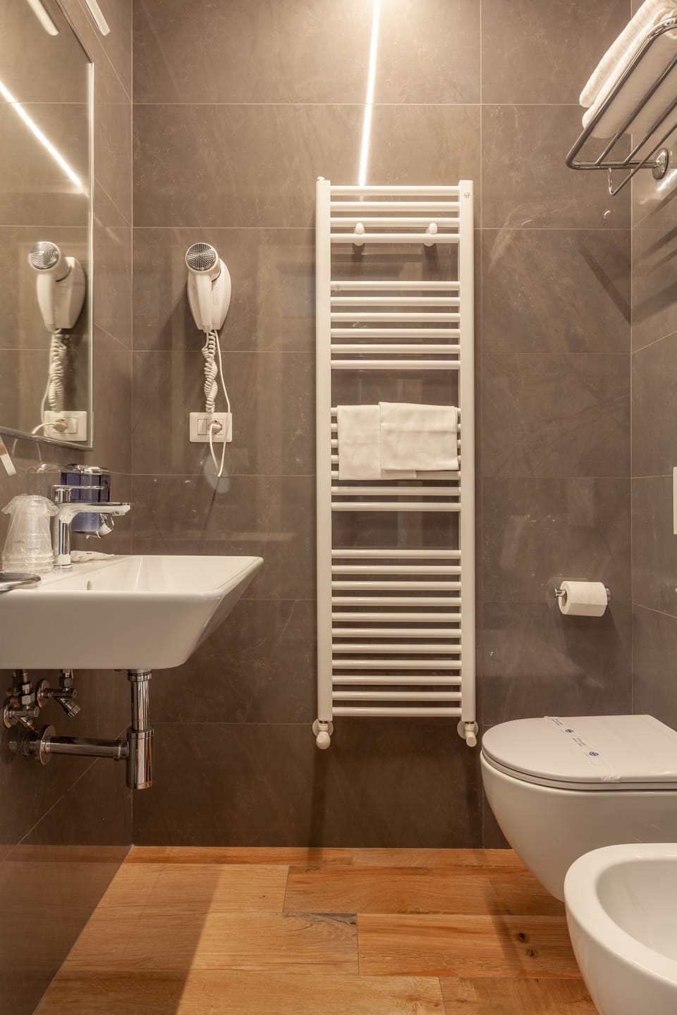 Shower, free toiletries, hair dryer, bidet