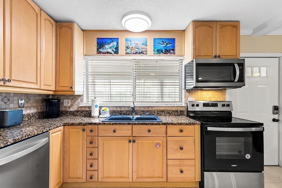 House, Multiple Beds (Coconut Breeze) | Private kitchen