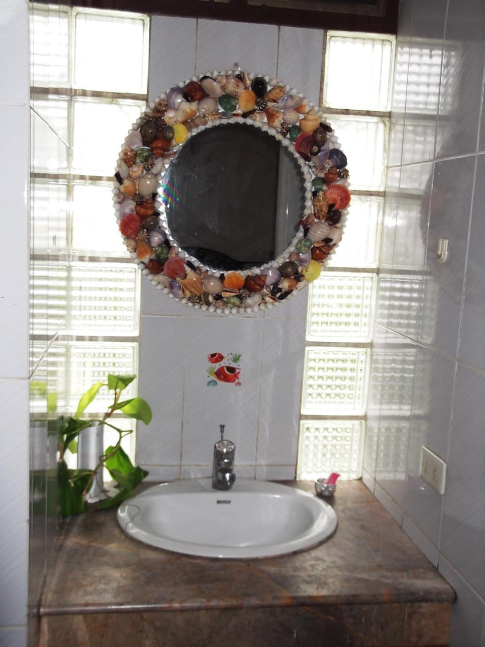 Shower, free toiletries