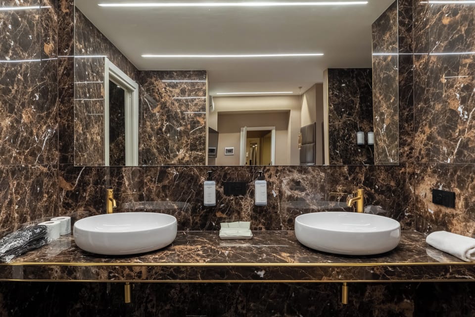 Junior Suite | Bathroom | Shower, hair dryer, slippers, bidet