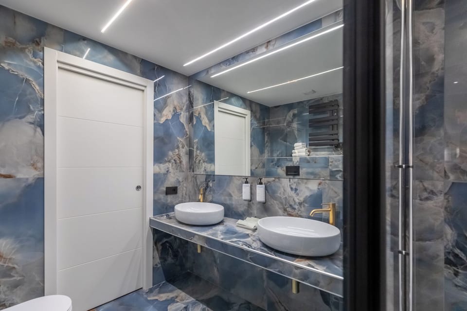 Superior Double Room | Bathroom | Shower, hair dryer, slippers, bidet