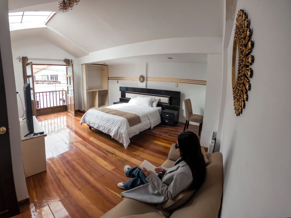Junior Suite, Balcony, City View | Desk