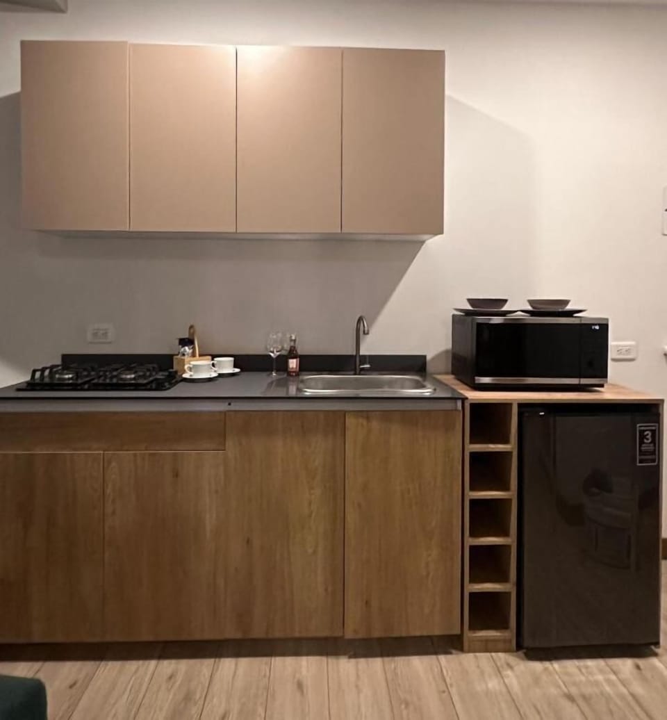 Standard Room, 1 King Bed | Private kitchen | Cookware/dishes/utensils