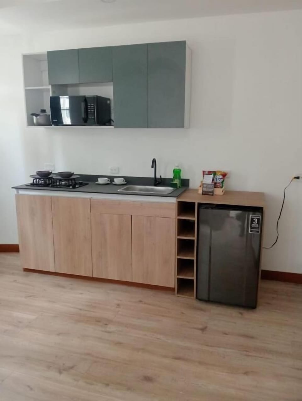 Superior Double Room | Private kitchenette | Cookware/dishes/utensils