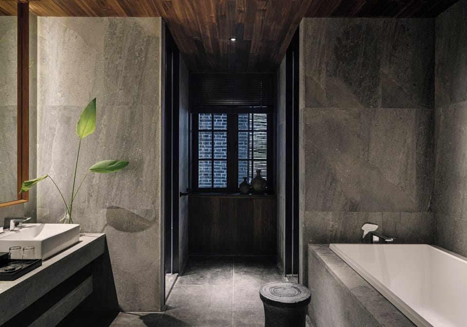 Signature Double Room, Garden View | Bathroom