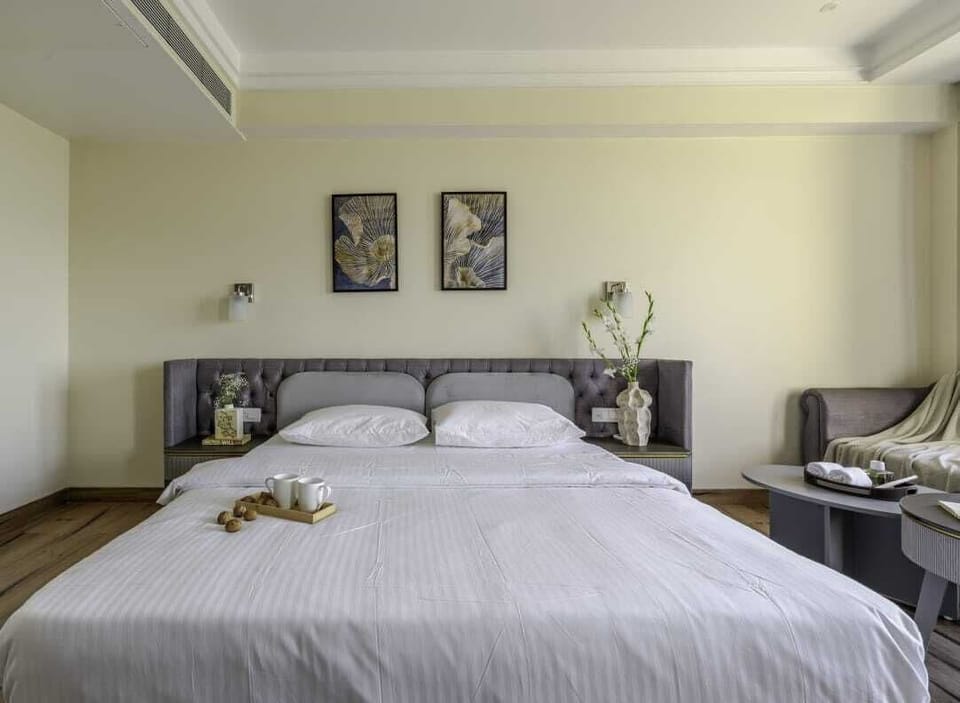 Executive Suite | In-room safe, iron/ironing board, free WiFi, bed sheets