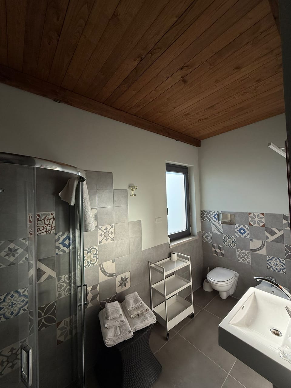 Deluxe Double or Twin Room, Vineyard View | Bathroom | Shower, towels, soap, shampoo