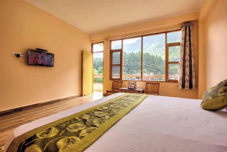 Deluxe Double Room | Hypo-allergenic bedding, desk, soundproofing