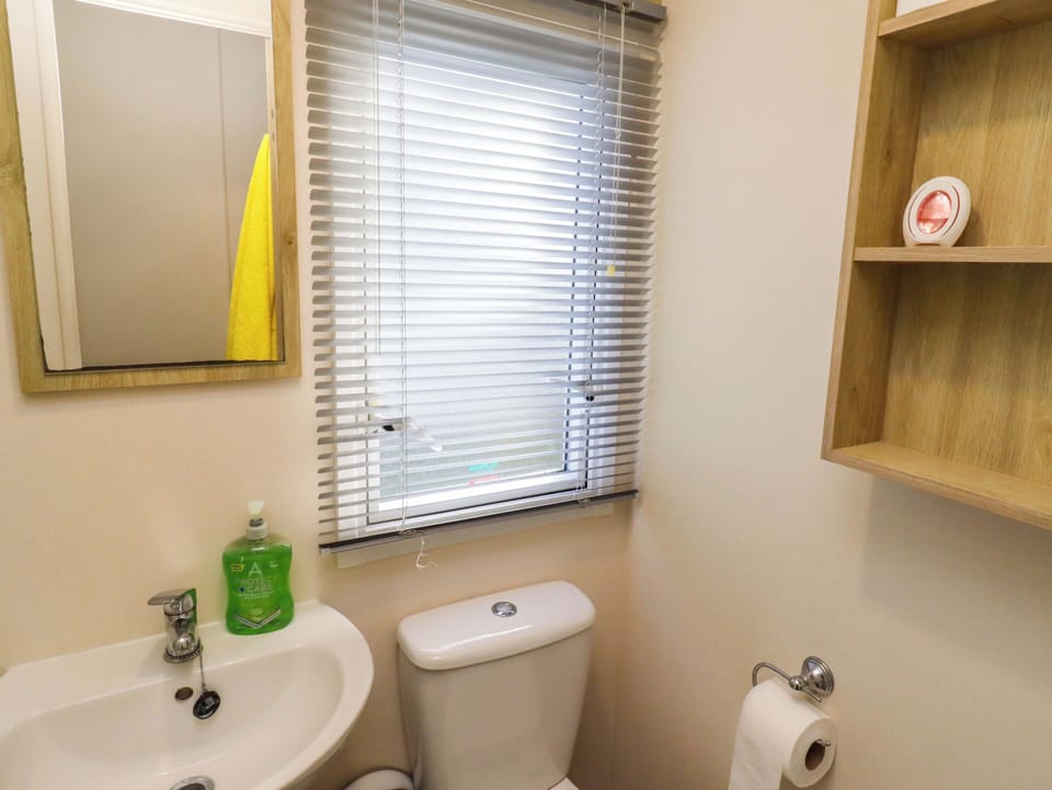 Sunflower Retreat, Caravan 61 Cottage in England