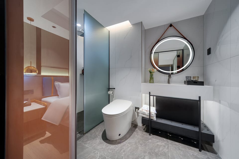 Signature Double Room | Bathroom | Shower, free toiletries, hair dryer, slippers
