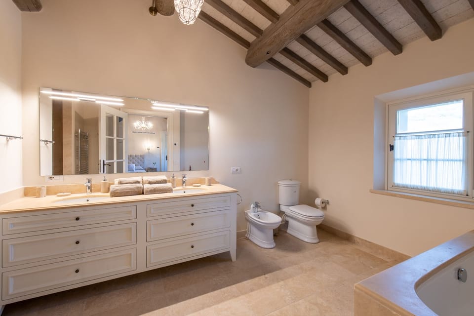 Superior Double or Twin Room | Bathroom | Shower, free toiletries, hair dryer, towels
