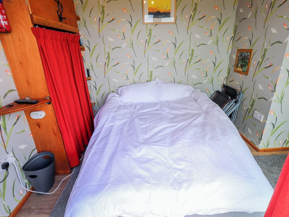 1 bedroom, individually decorated, individually furnished