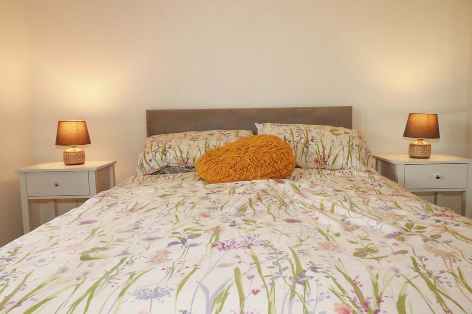 Cottage | 4 bedrooms, WiFi (free), individually decorated, individually furnished