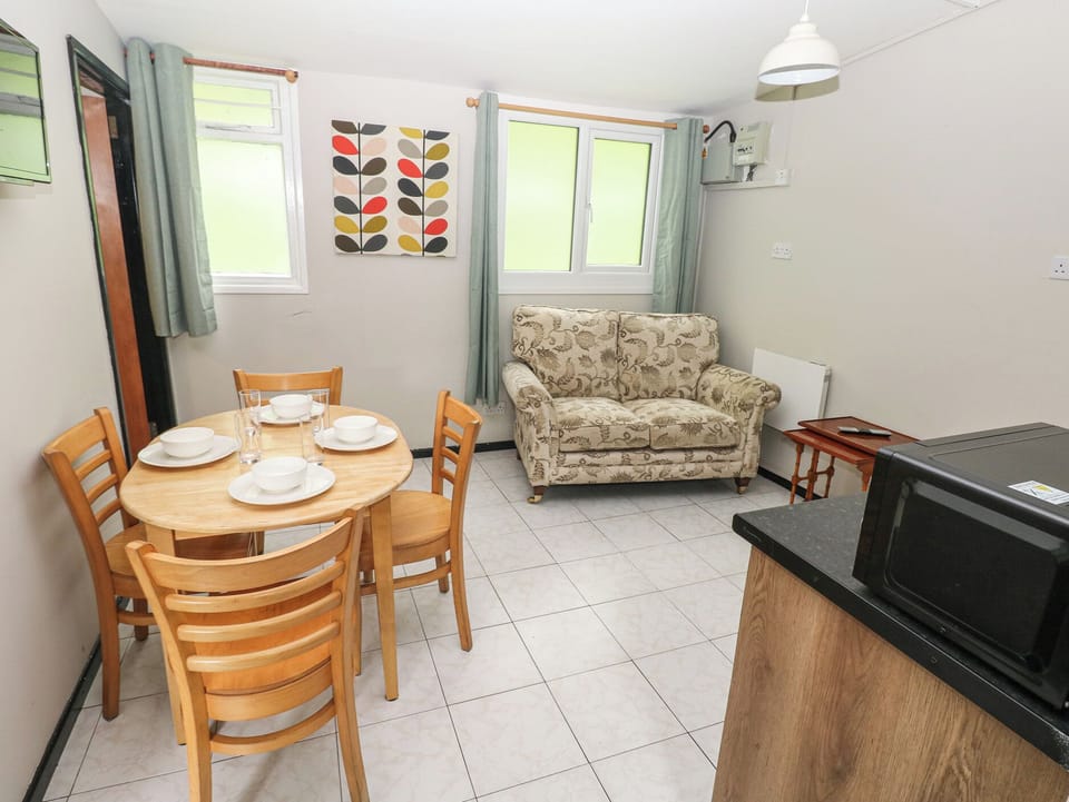 Cottage | Dining