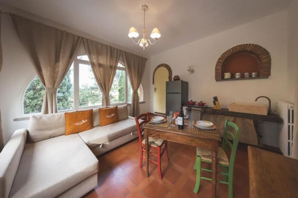 Deluxe Suite, Garden View | Living area | 32-inch flat-screen TV with satellite channels