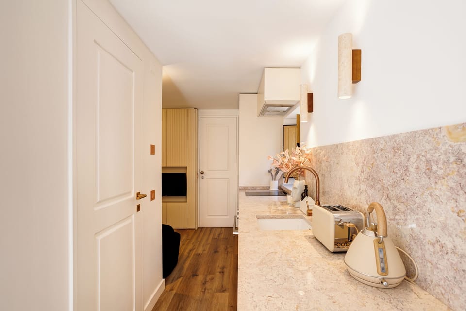 Graça Gate | Mouraria Bright Studio Apartment in Lisbon