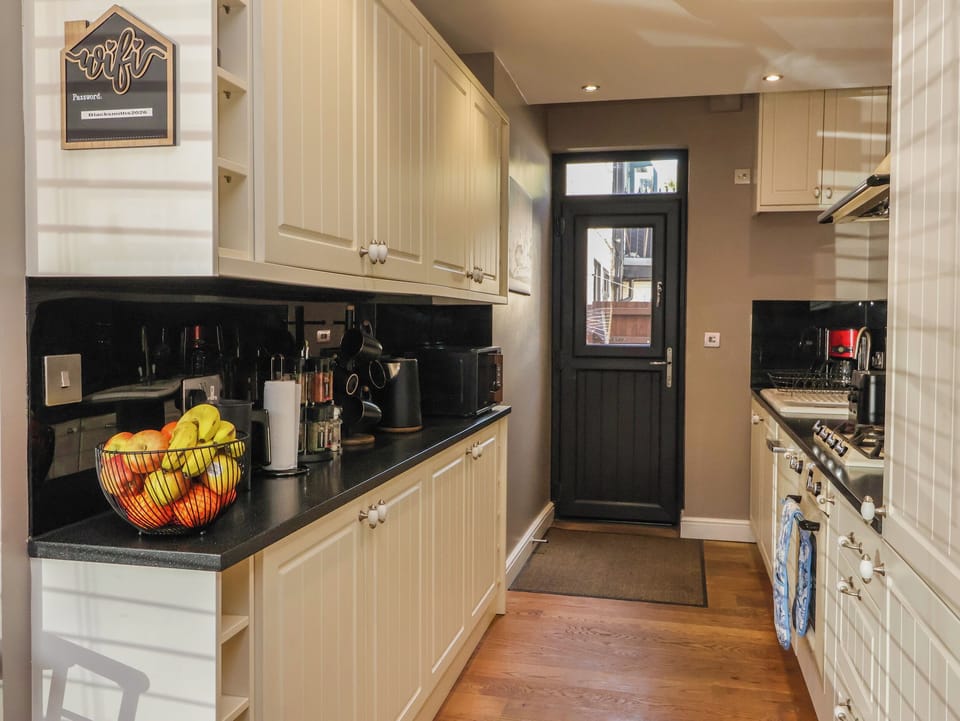 Cottage | Private kitchen | Dishwasher, cookware/dishes/utensils