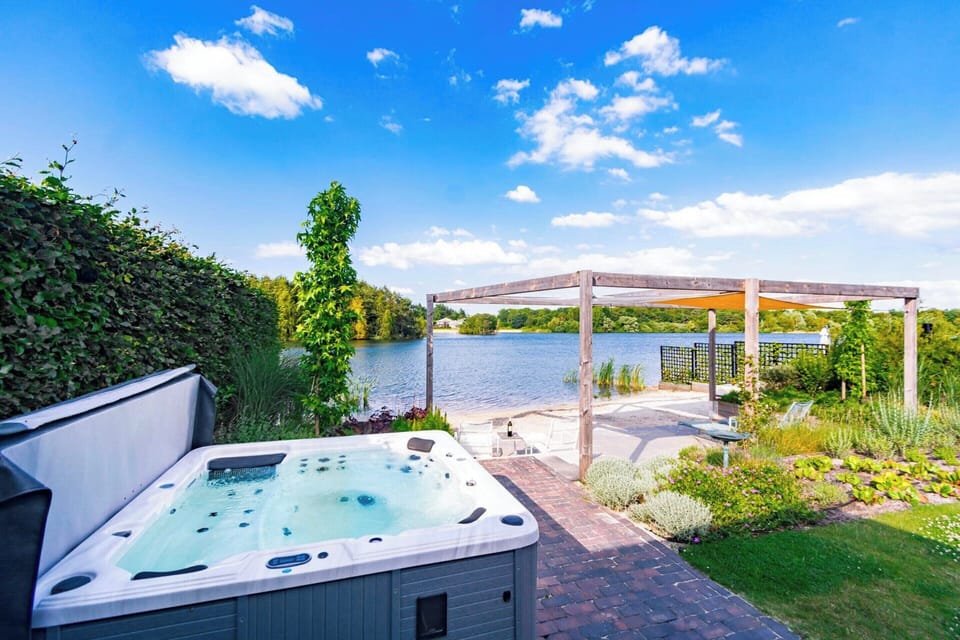 House | Outdoor spa tub