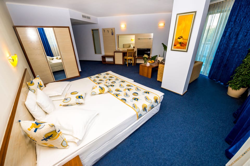 Studio Suite | Desk, laptop workspace, soundproofing, free cribs/infant beds