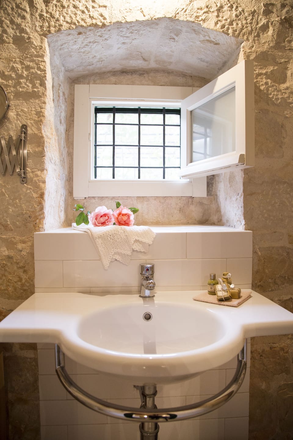 Standard Double Room | Bathroom | Shower, free toiletries, bidet, towels