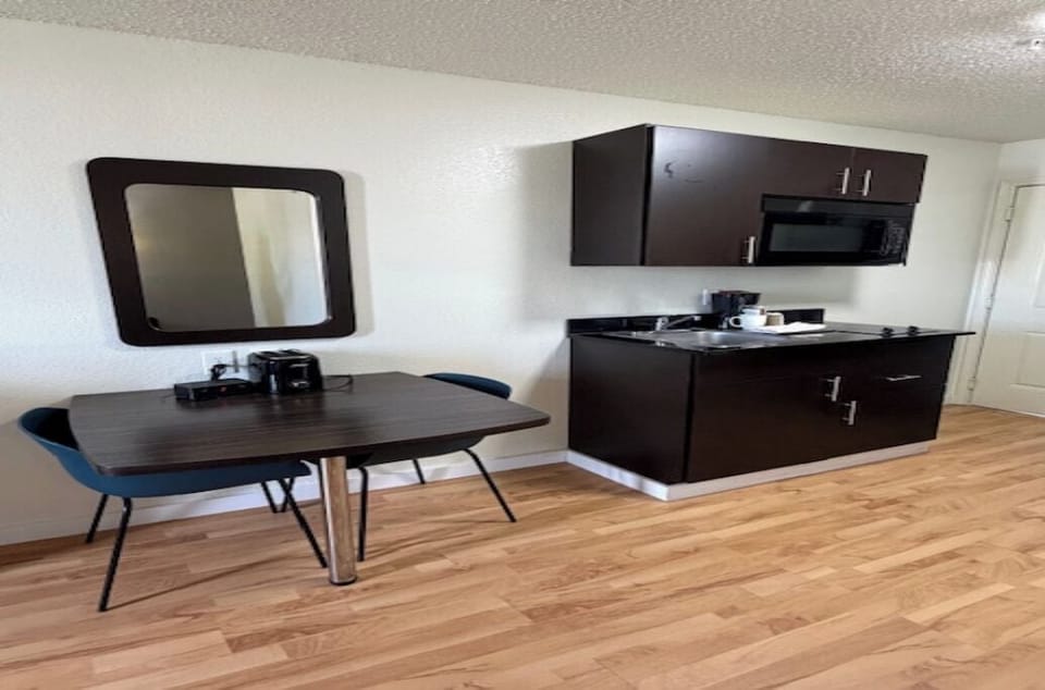 Private kitchen | Full-size fridge, microwave, stovetop