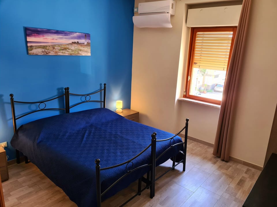 Premium bedding, desk, iron/ironing board, free WiFi