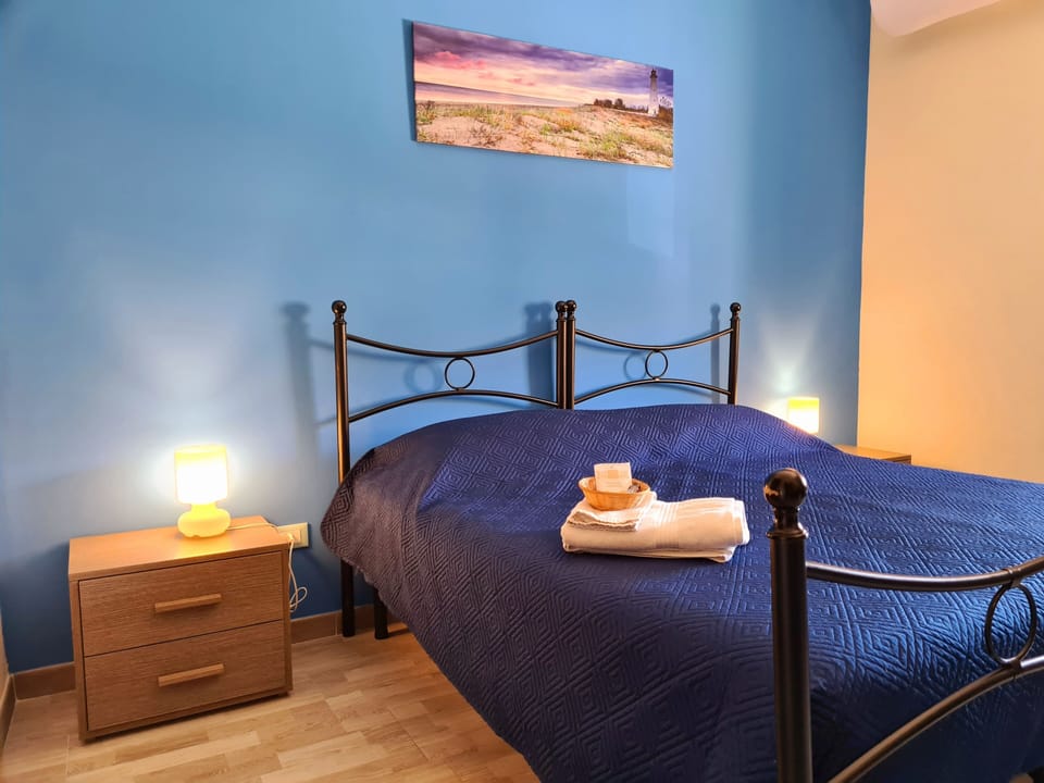Premium bedding, desk, iron/ironing board, free WiFi