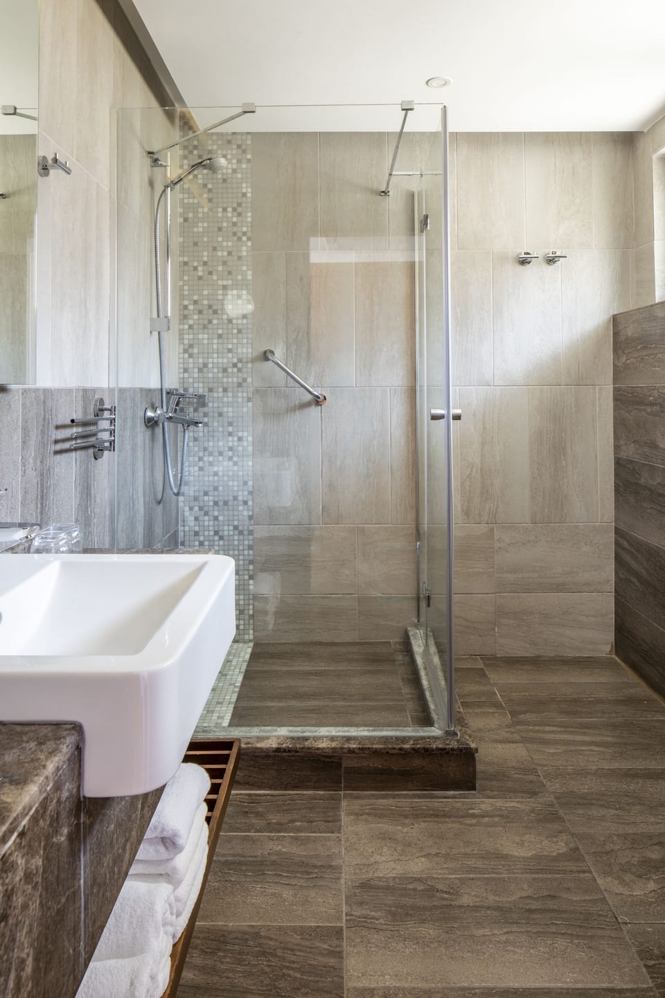 Deluxe Room, Sea View | Bathroom | Shower, hydromassage showerhead, free toiletries, hair dryer