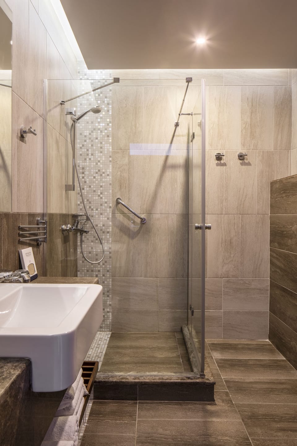 Shower, hydromassage showerhead, free toiletries, hair dryer