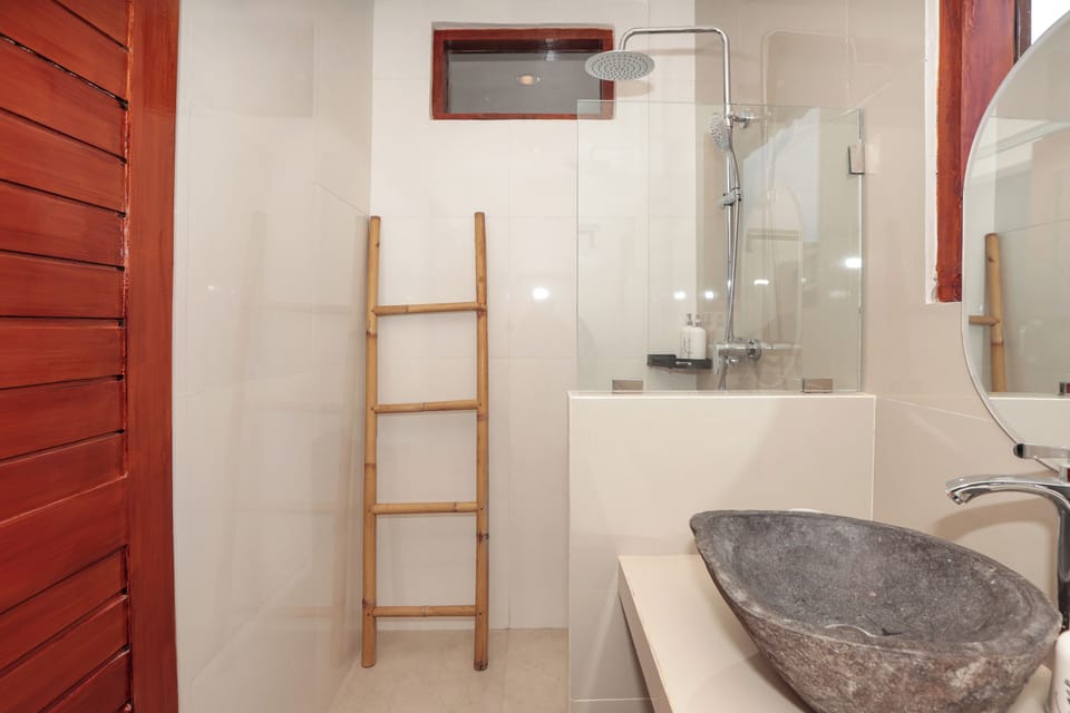 Deluxe Double Room | Bathroom | Shower, towels, soap, shampoo