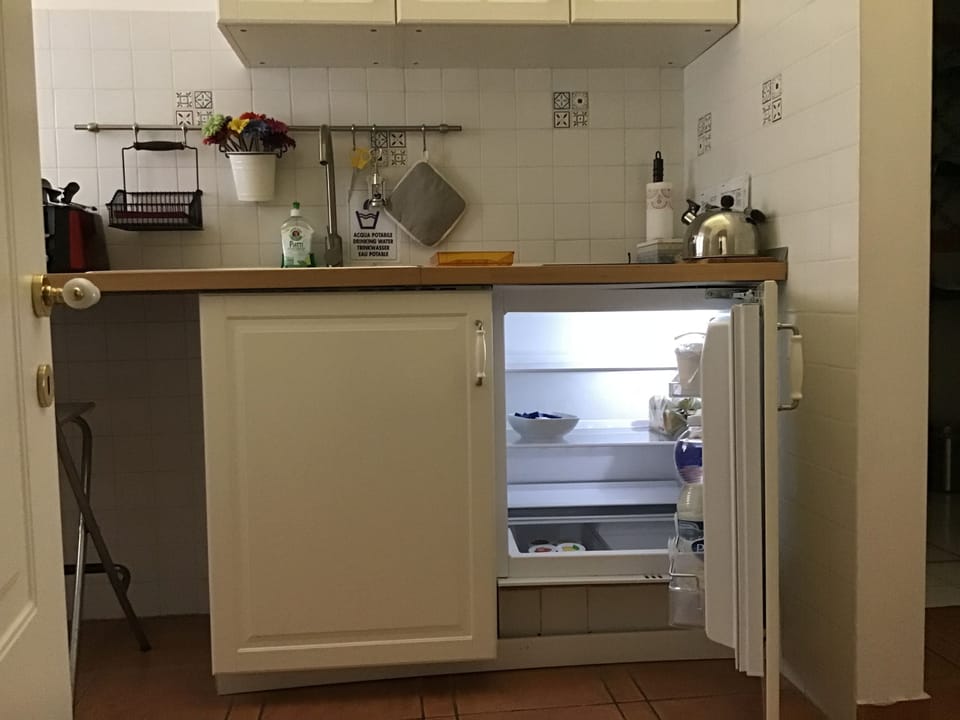 Free daily self-serve breakfast