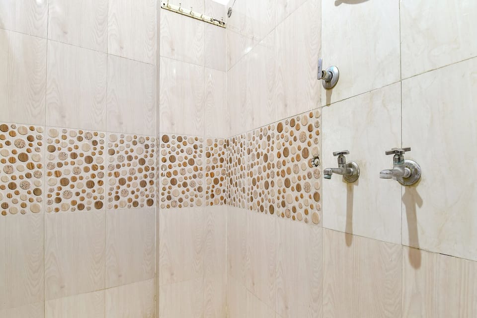 Shower, rainfall showerhead, free toiletries, towels
