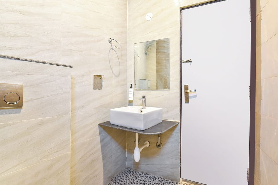 Shower, rainfall showerhead, free toiletries, towels
