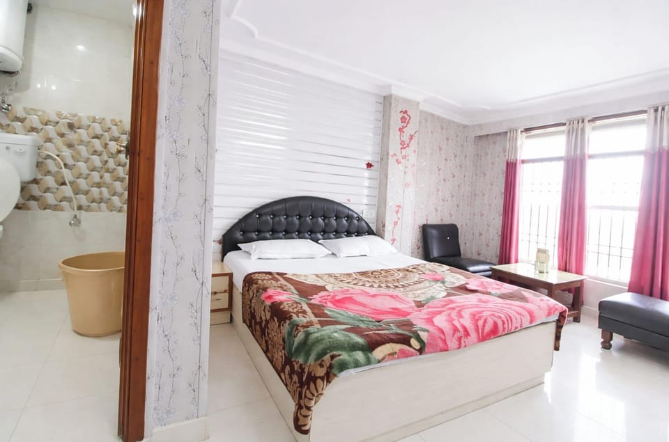 Hypo-allergenic bedding, desk, soundproofing, free WiFi