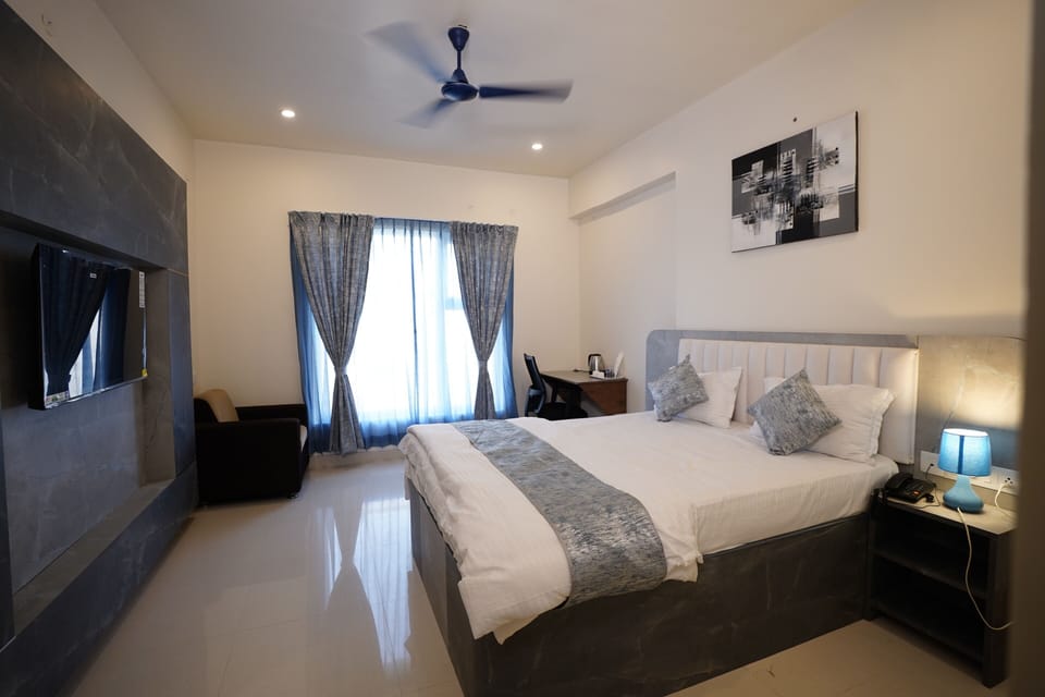 Family Room | Desk, laptop workspace, iron/ironing board, free WiFi