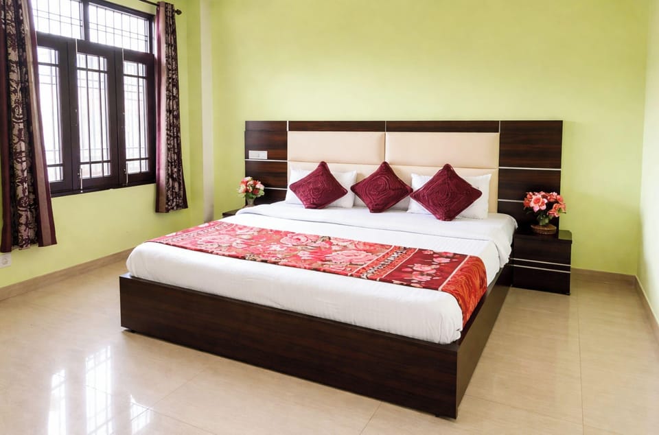 Deluxe Double Room, City View | Hypo-allergenic bedding, desk, soundproofing, free WiFi