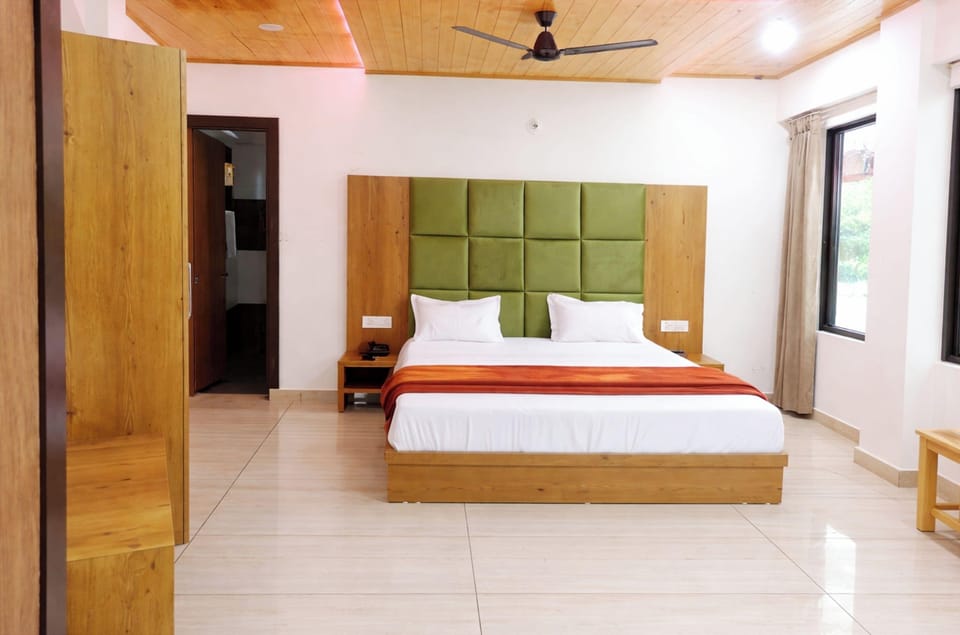 Deluxe Double Room, City View | Hypo-allergenic bedding, desk, soundproofing, free WiFi